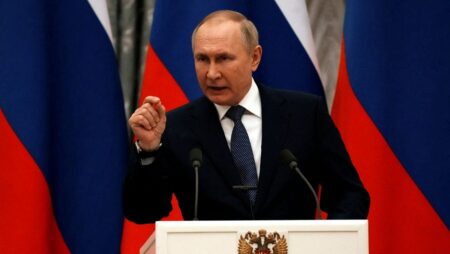 Putin has urged the Ukrainian troops to put down their arms