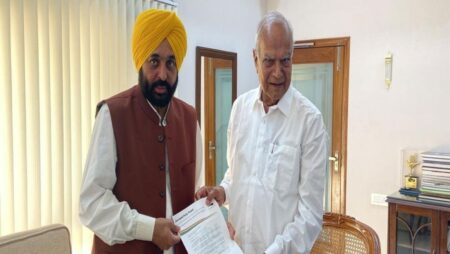 Mann meets Governor of Punjab to Stake claim on the Government
