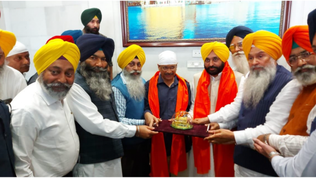 the Shiromani Gurdwara Parbandhak Committee (SGPC), honored Mann and Kejriwal with the title "Siropa." 