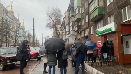 Russia-Ukraine War: Strikes hinder Mariupol theatre rescues