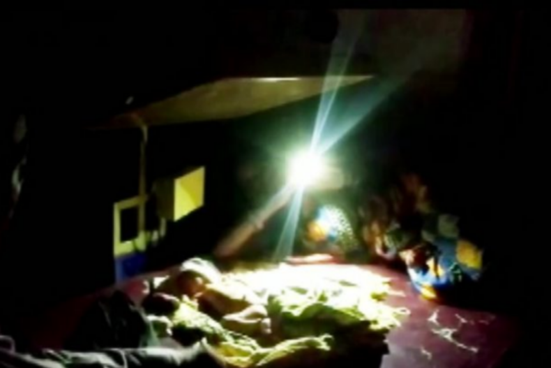 Power Cut in Odisha Woman Gives Birth Through A Torch