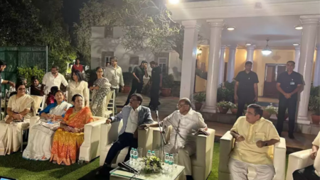 Nitin Gadkari, Sanjay Raut, Maha MLAs attend dinner hosted by Sharad Pawar - Asiana Times