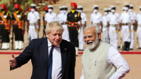 Boris Johnson arrives in Gujrat, seeking to deepen strategic trade & defence ties