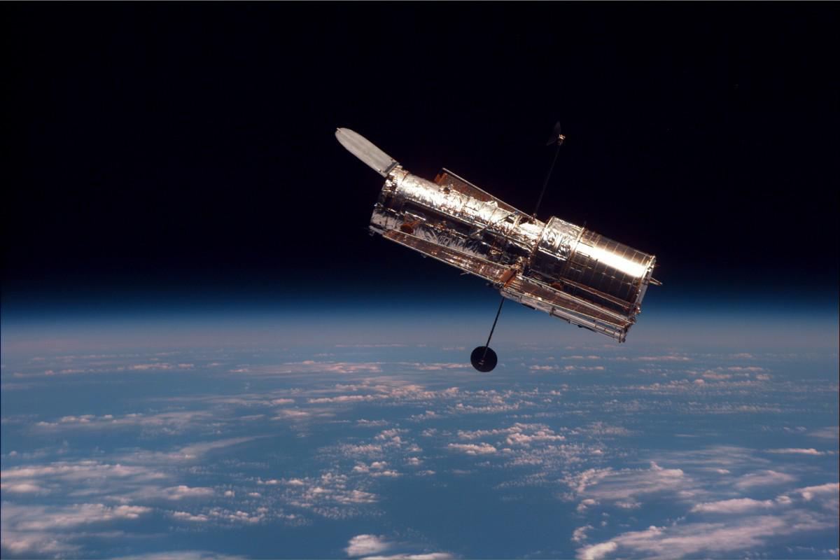 STS-31 launches the Hubble Space Telescope