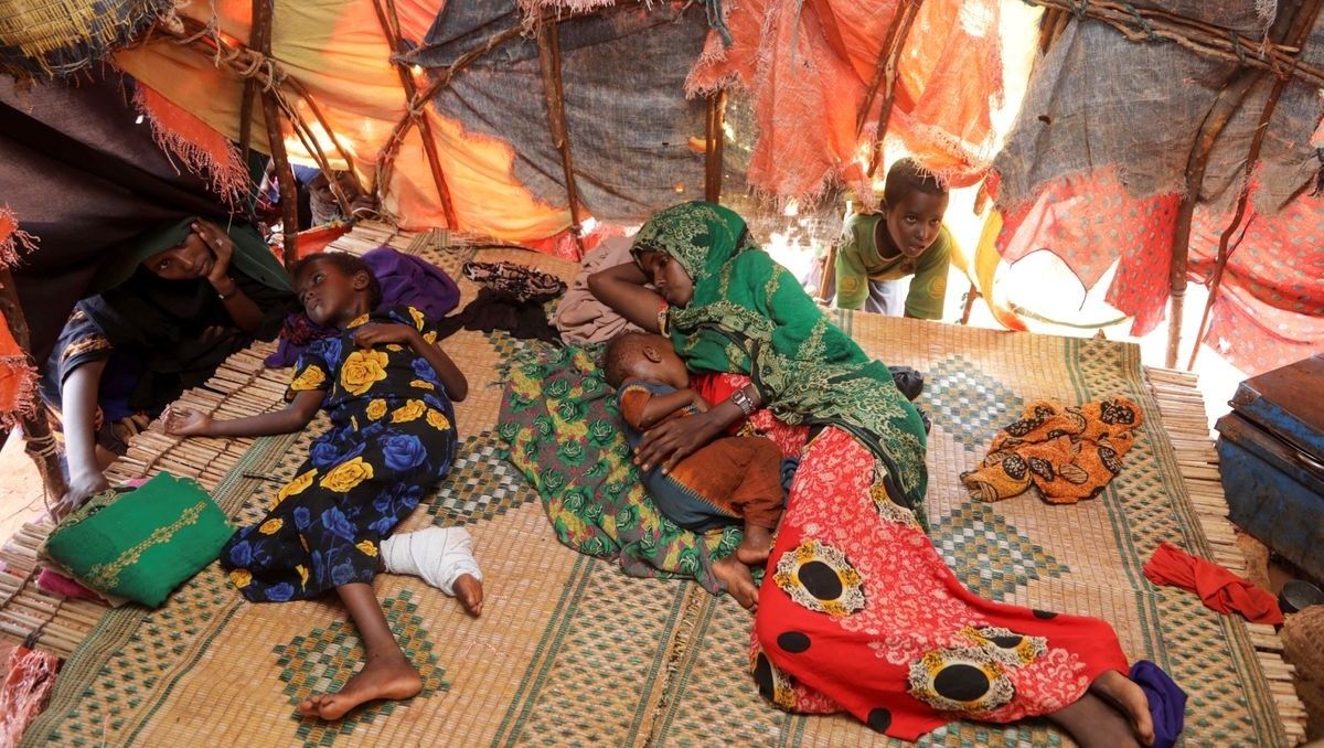 As Somalia's hunger spreads, babies start to die 