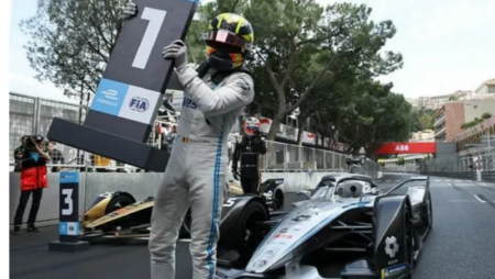 Stoffel Vandoorne triumphs in the Monaco E-Grand Prix.