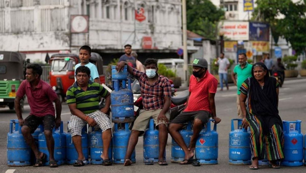 Sri Lanka Crisis: Violent clashes erupt as people flee Colombo