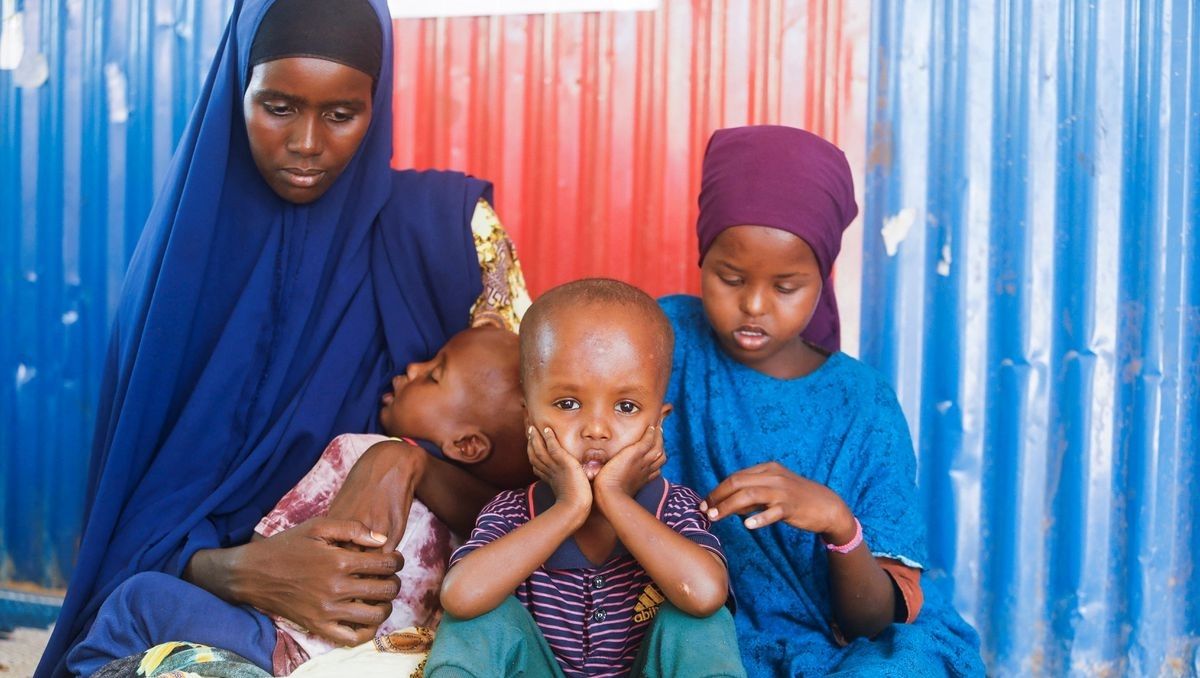As Somalia's hunger spreads, babies start to die