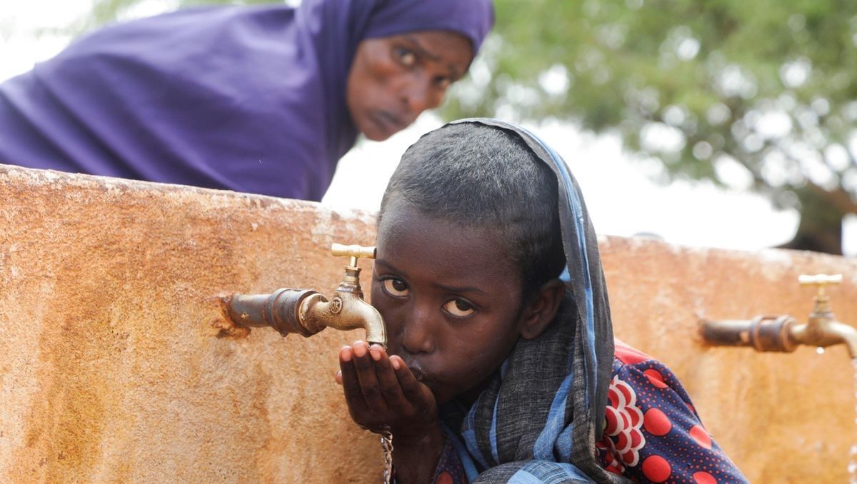 As Somalia's hunger spreads, babies start to die 