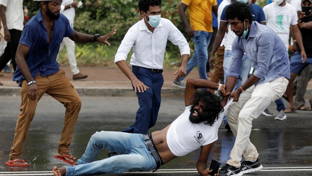 Sri Lanka Crisis: Violent clashes erupt as people flee Colombo