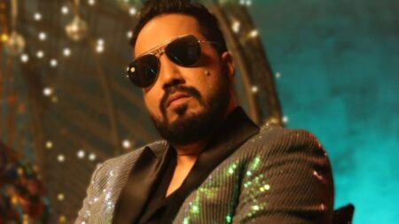 Mika Singh was mobbed by female fans on his way to shoot 'Swayamvar: Mika Di Vohti’ - Asiana Times