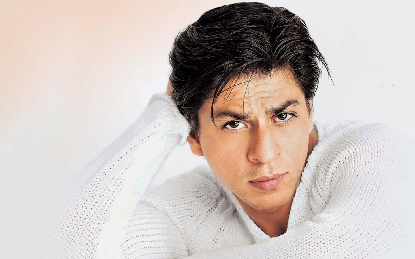 Shah Rukh Khan is back with his Signature Romantic Pose