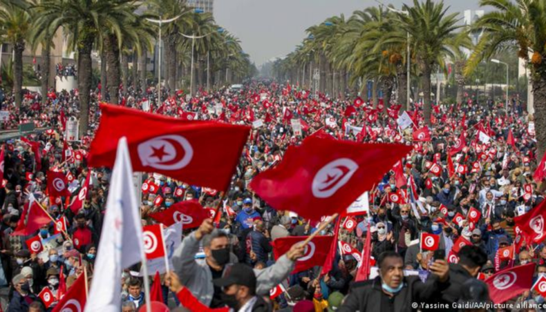Hundreds of Tunisians protest against the president's plan for the constitution