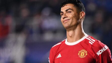 Ronaldo confirms his stay at Manchester United