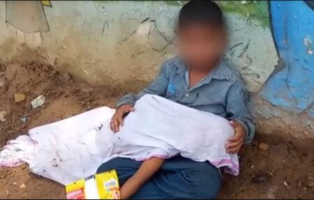 8 year old boy sitting by the road with the body of his 2 year old brother while father looks for a vehicle, Madhya Pradesh. - Asiana Times