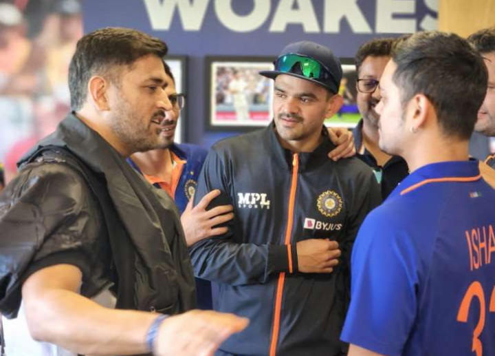 Dhoni visited the Indian dressing room at Edgbaston, Pics Go viral - Asiana Times