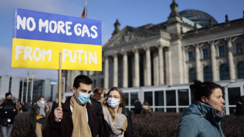 Russia attacks Ukrainian coasts, cuts gas supply to Europe