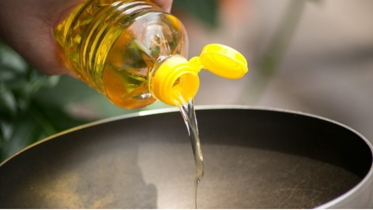 Price drops in edible oil by 15₹ after govt direction