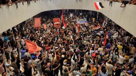 Hundreds of Iraqi storm the parliament in Baghdad  - Asiana Times