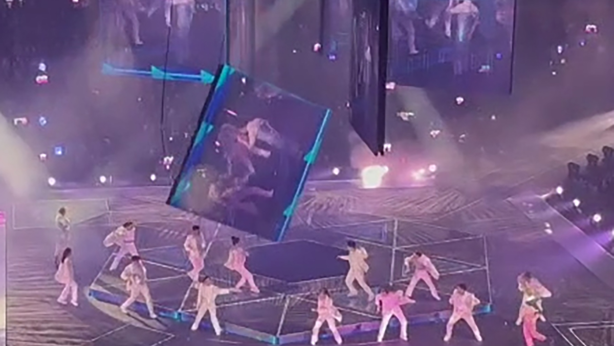 Giant Screen Collapses: Footage of an incident got in talks all over Internet where a Giant Screen Collapses on Stage. The Dancers were dancing on the stage and the screen fell and crushed a man.