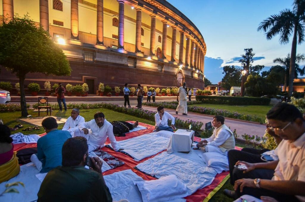 50- hour demonstration in the parliament building: MPs spend the first night outside