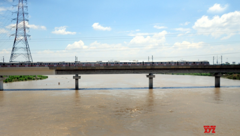 THE WATER LEVEL IN YAMUNA RISES, SET TO CROSS THE ‘DANGER-MARK.’