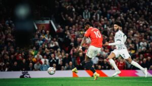 Manchester United defeat Liverpool to win their first match of the season