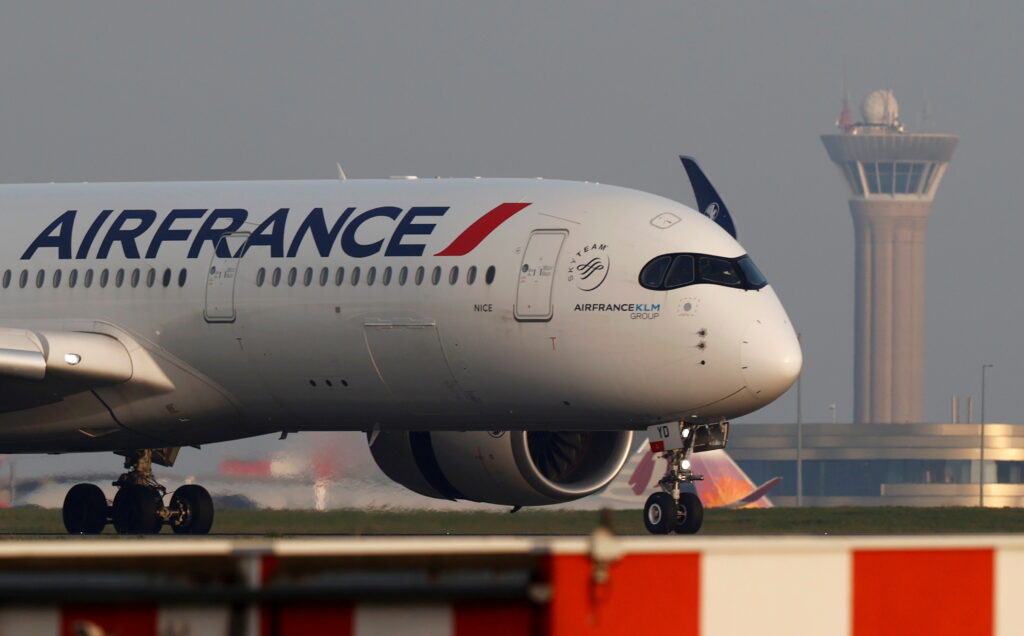 Air France pilots fight in the cockpit; suspended.