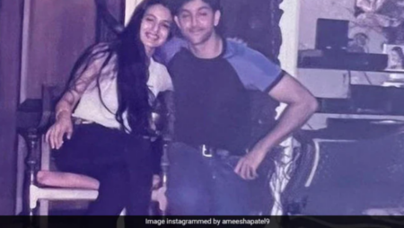 Hrithik Roshan looks incredible in an old pic posted by Ameesha Patel; fans say he’s a legend