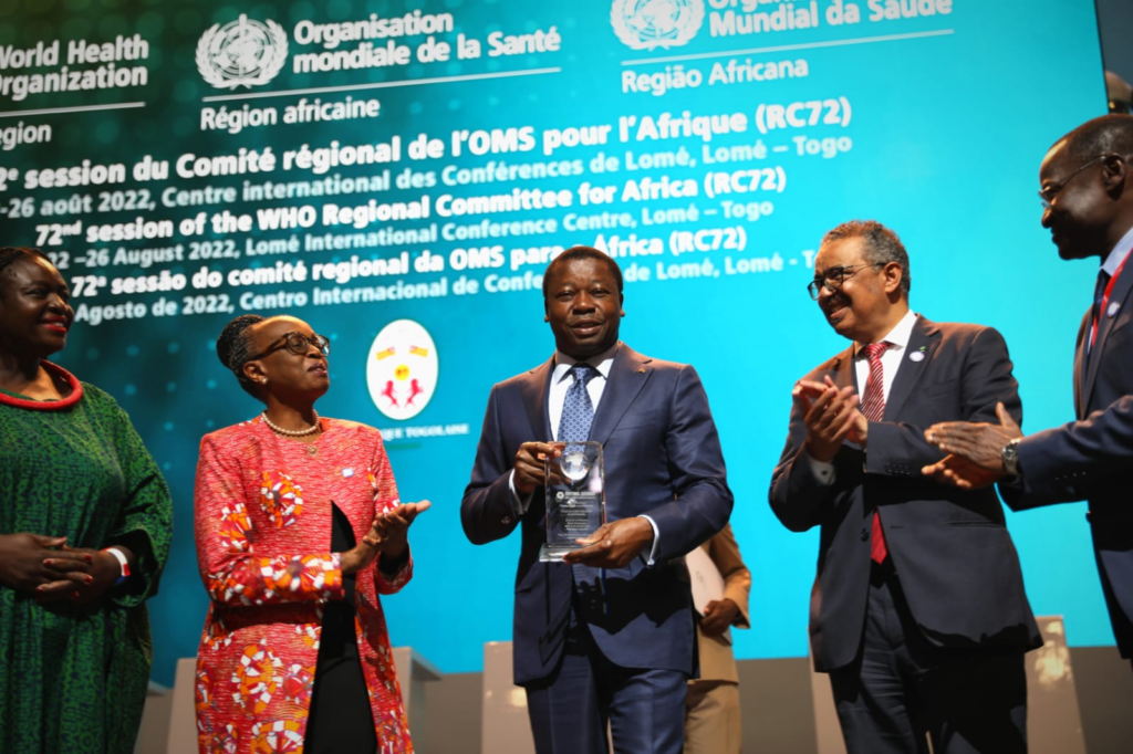 Togo representatives receive the WHO award