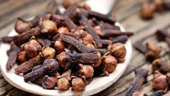 Health benefits of chewing a clove on an empty stomach