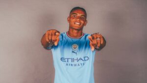 Manchester City signs Manuel Akanji for €17.5m from BVB