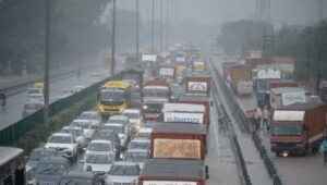 Traffic alert in Delhi because of heavy rains Traffic alert in Delhi because of heavy rains