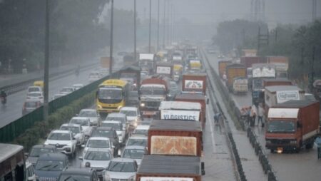Traffic alert in Delhi because of heavy rains