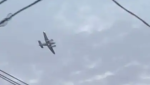 A pilot terrorizes to land US plane at a Walmart store Pilot threatens to hit a stolen US on Walmart store