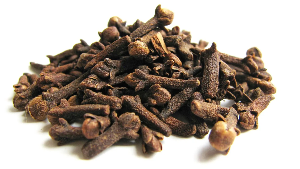 Learn about the health benefits from experts of chewing a clove on an empty stomach every day.