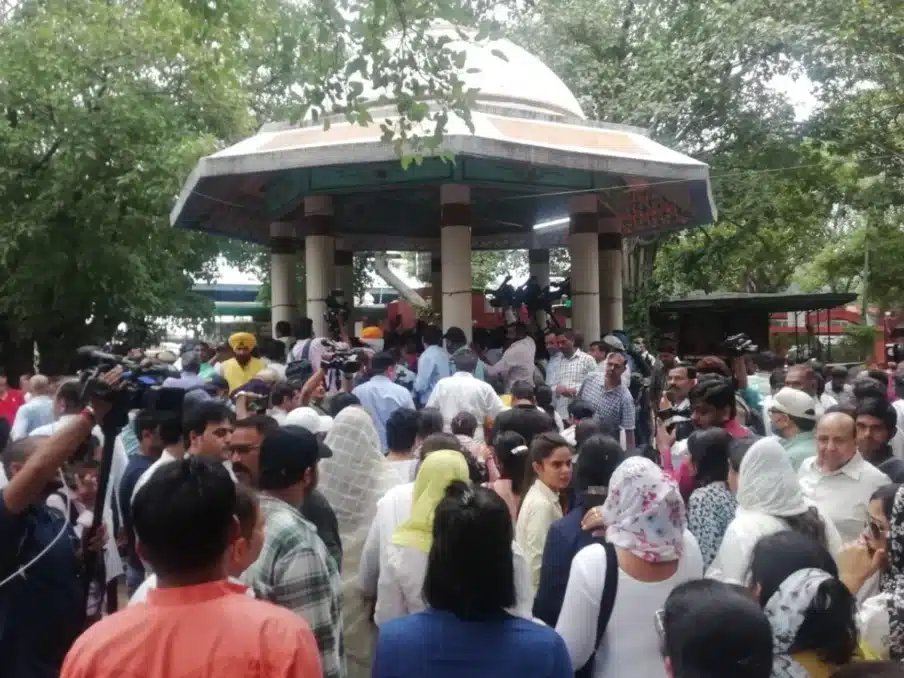 Raju Srivastava's body was burned in Delhi, at the Nigam Bodh Ghat. - Asiana Times