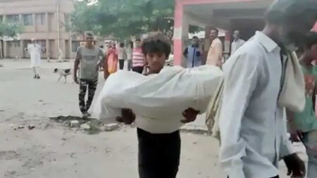 A shocking picture in Uttar Pradesh -Brother walking with the body of a 2-year-old - Asiana Times