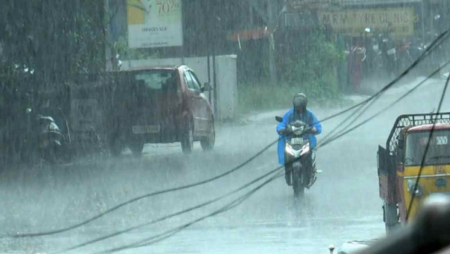 People in Lucknow due to Heavy Rain