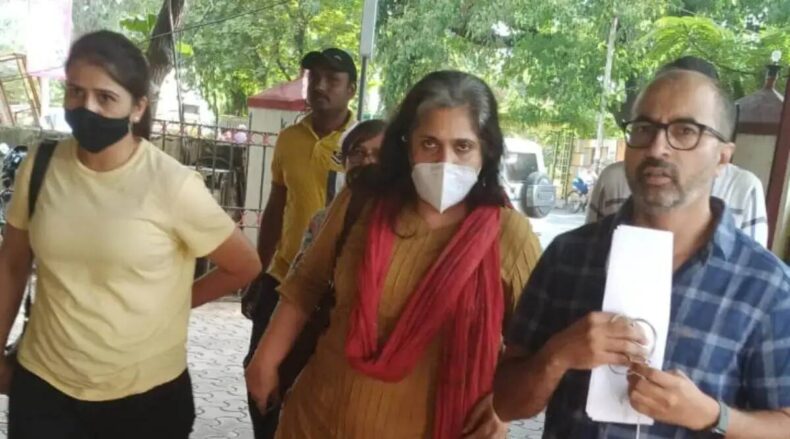 Teesta leaves Sabarmati jail after Supreme Court grants her bail in 2002 Gujarat riots. - Asiana Times