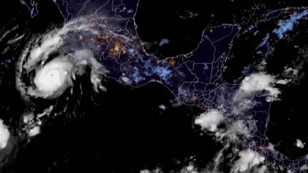 mexico-quivers-as-hurricane-roslyn-begins