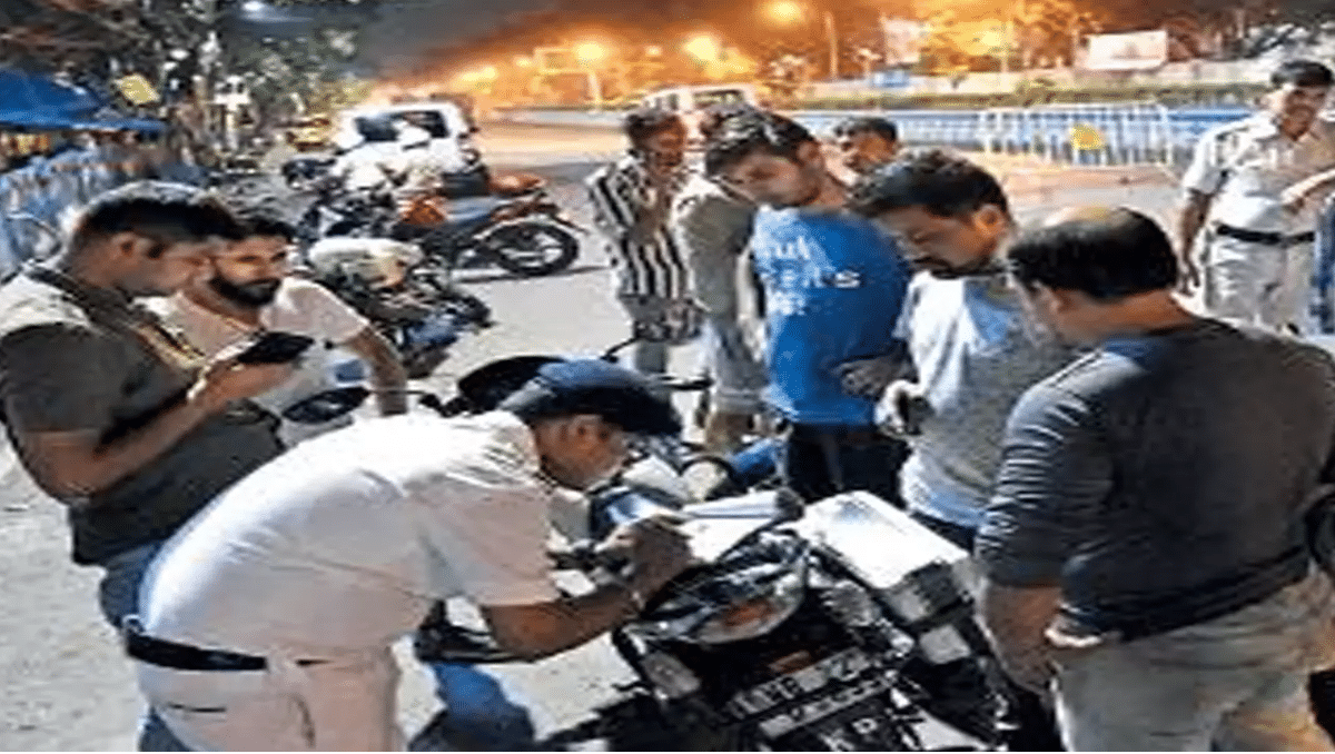 almost 7,000 two-wheeler motorcyclists were convicted for riding without helmets during Durga Puja