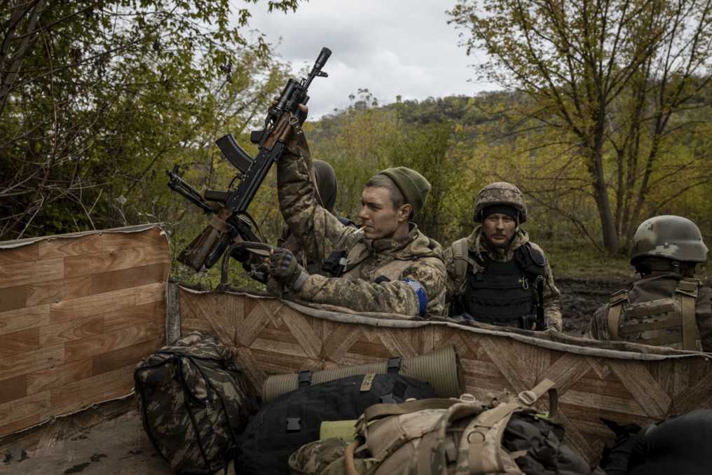 Ukraine troops encircle Lyman, trapping Russian troops