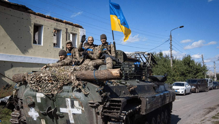 Ukraine troops encircle Lyman, trapping Russian troops