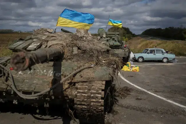 Ukraine troops encircle Lyman, trapping Russian troops