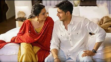 Kiara Advani and Sidharth Malhotra looking at each other in the sher shah movie