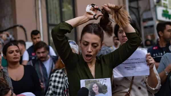 Fars: Iranian women protesting against the oppression of Hijab 