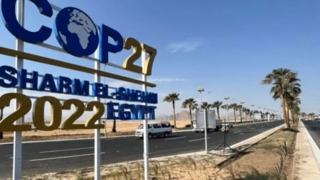 What are the challenges affecting the COP27 climate negotiations in Egypt?