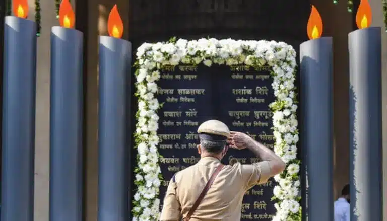 police officer paying respect to the martyrs of 26/11