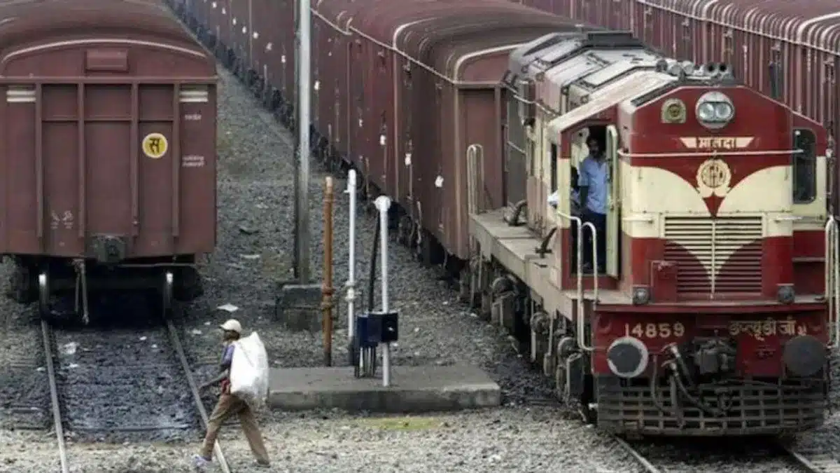 Thieves gangs take rail engines and unbolt steel bridges in Bihar